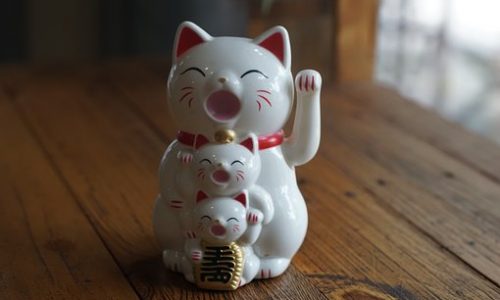 Le chat porte-bonheur japonais : couleurs et significations