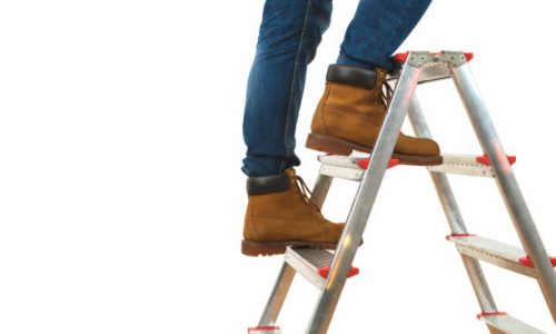 Comment monter sur un escabeau en toute sécurité ?