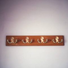 Comment fixer un porte-manteau à un mur ?