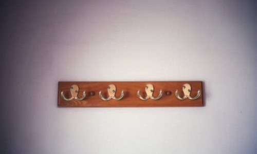 Comment fixer un porte-manteau à un mur ?