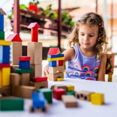 3 Accessoires indispensables pour des activités Montessori avec les enfants