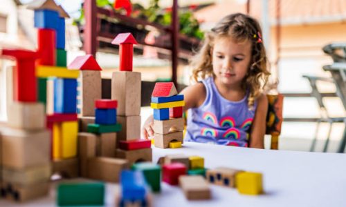 3 Accessoires indispensables pour des activités Montessori avec les enfants